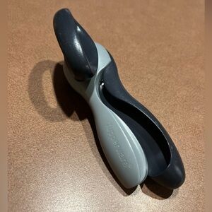 Tupperware can opener